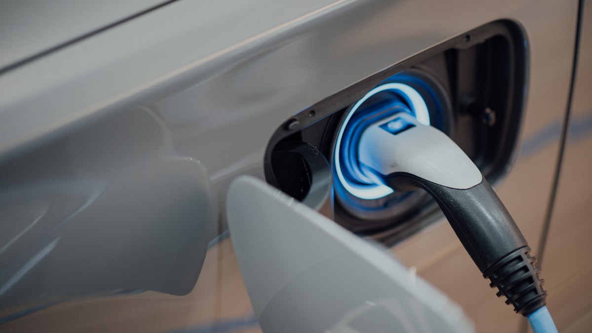 Detail nabíjecího konektoru zapojeného do elektromobilu